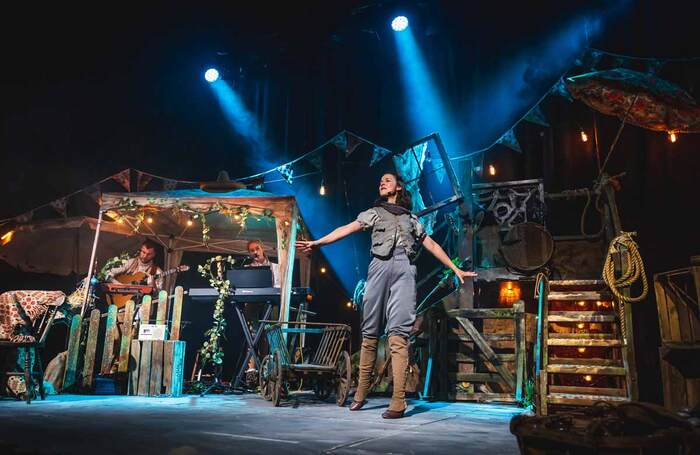 Production photography of Gwlad yr Asyn, Theatr Cymru 2021